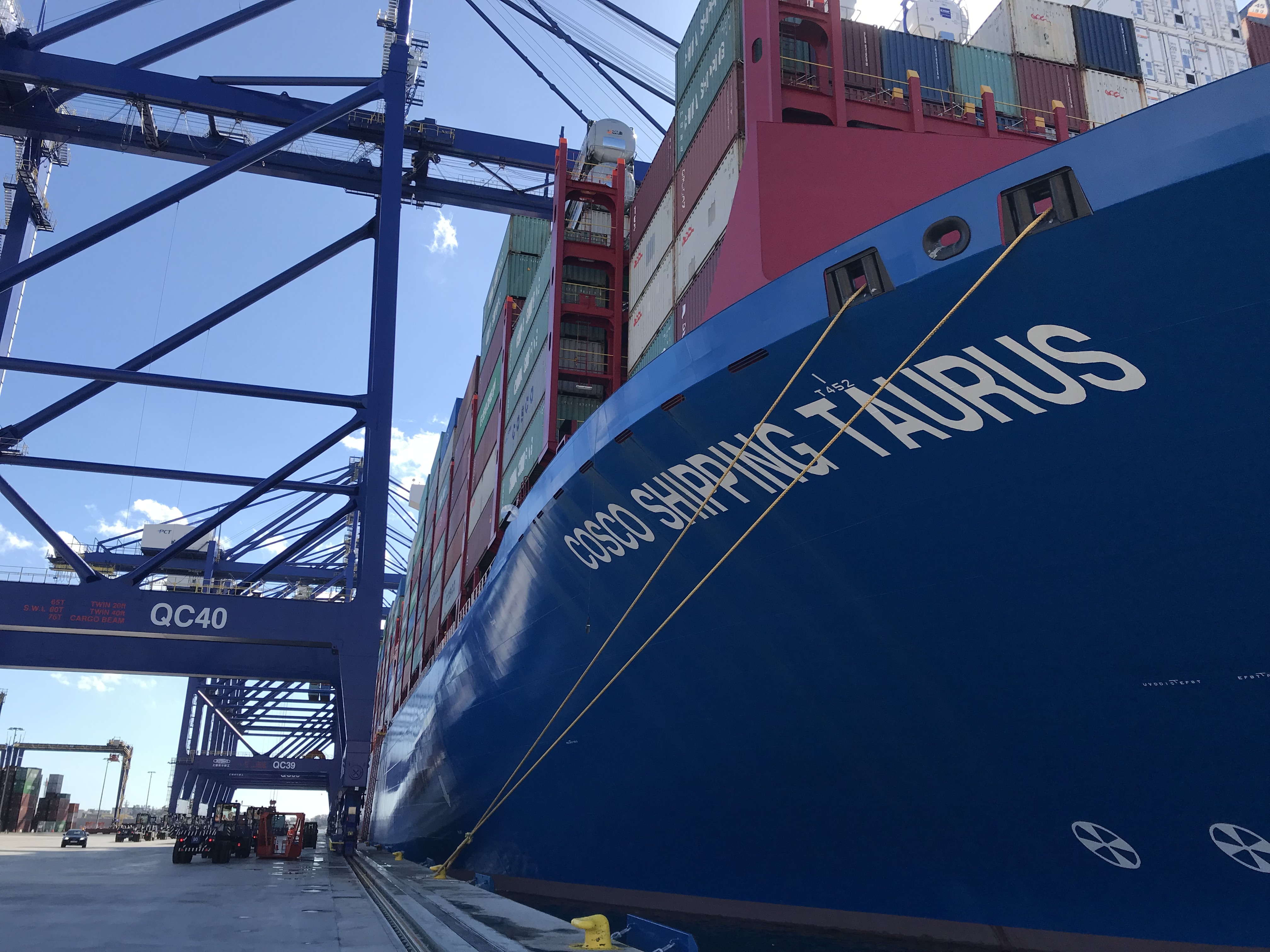 Νέα εποχή για τον Πειραιά με την έλευση του giga container «Taurus ...