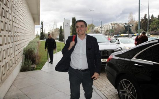 Αγώνας στο Χίλτον να «κοπεί η όρεξη» του ΔΝΤ για μέτρα το 2018 και τράπεζες