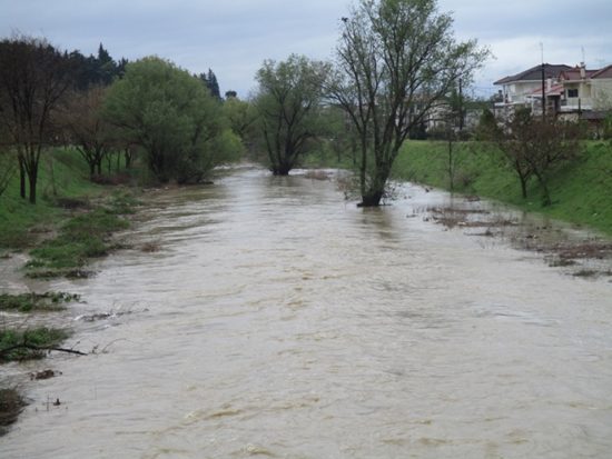 Ποτάμια υπερχείλισαν, στρέμματα πλημμύρισαν, κινδυνεύουν χωριά στα Τρίκαλα