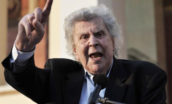 «Μην πτοείστε» το μήνυμα του Μίκη για το συλλαλητήριο