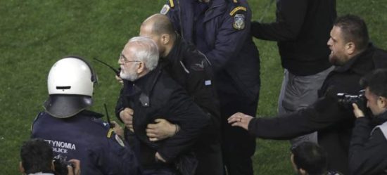 Στον Διεθνή Τύπο οι εικόνες ντροπής με τον οπλοφόρο Σαββίδη εντός γηπέδου