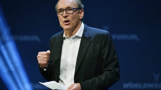 Ο εφευρέτης του web προειδοποιεί για τη συγκέντρωση δύναμης σε λίγες τεχνολογικές εταιρείες