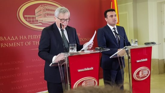 «Τρικλοποδιά» Γιούνκερ στις ελληνικές κόκκινες γραμμές για το Σκοπιανό