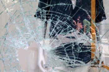 Ο Τόσκας τα βάζει με την ΕΛΑΣ και οι αναρχικοί τα σπάνε ανενόχλητοι