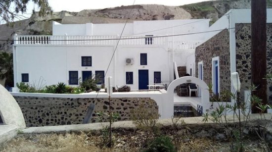 Ο αντιπρόεδρος του νοσοκομείου Σαντορίνης με το βουλκανιζατέρ μένει σε βίλα – Οι γιατροί σε… κοινόβιο