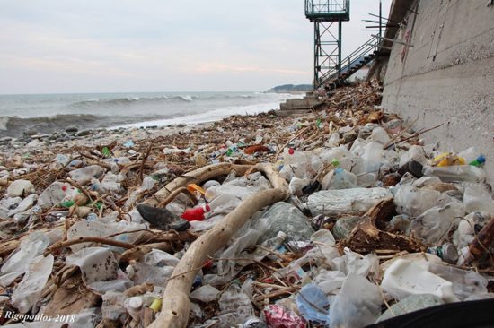 Εικόνες – ντροπή στο Πήλιο: Απέραντος σκουπιδότοπος η παραλία