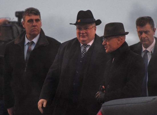 Σύνταγμα και ταυτότητα τα «αγκάθια» στις επαφές Κοτζιά στα Σκόπια