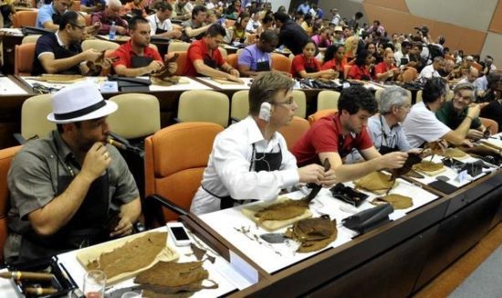 Μαθήματα παρασκευής χειροποίητων πούρων στο φεστιβάλ πούρου της Κούβας