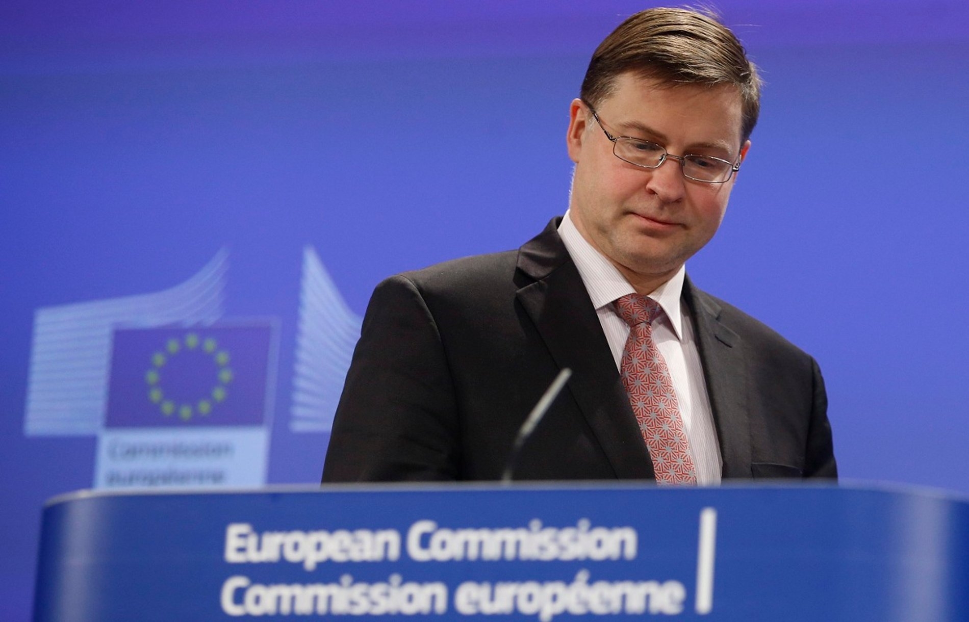 Ντομπρόβσκις: Μετά τις 20 Αυγούστου τα μέτρα για το χρέος