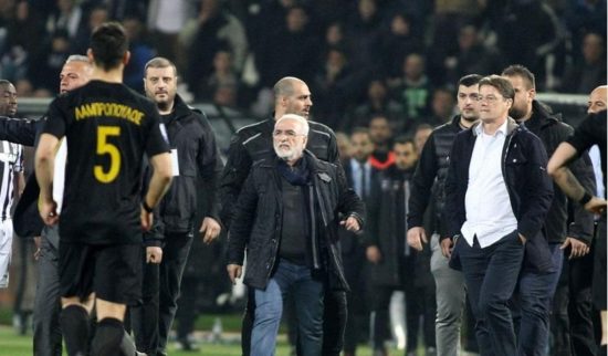 Διακόπηκε το ματς ΠΑΟΚ – ΑΕΚ μετά από «ντου» του οπλοφόρου Σαββίδη