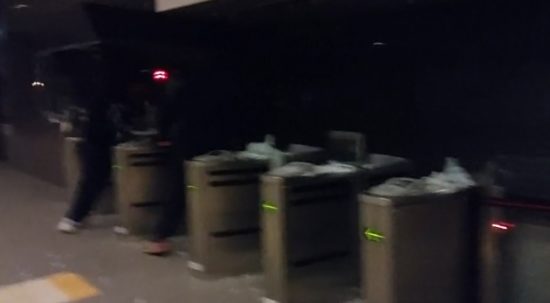 Γυαλιά-καρφιά ο σταθμός του ΗΣΑΠ «Περισσός» από επιδρομή κουκουλοφόρων