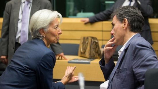 Βόμβα από το ΔΝΤ: «Ξεχάστε τα αντίμετρα, κόψτε νωρίτερα το αφορολόγητο»