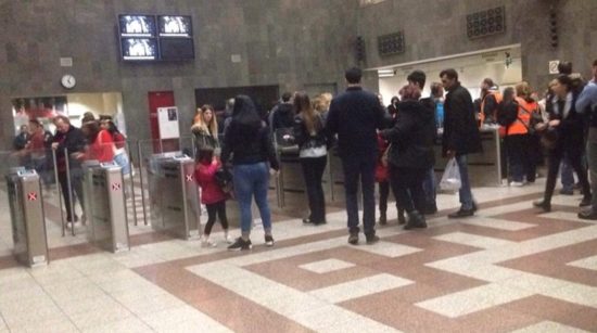 Πρεμιέρα για τις κλειστές μπάρες στο Μετρό στο Σύνταγμα