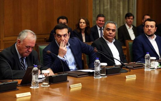 Με βαριά καρδιά ψάχνουν ημερομηνία για εκλογές στο Μαξίμου