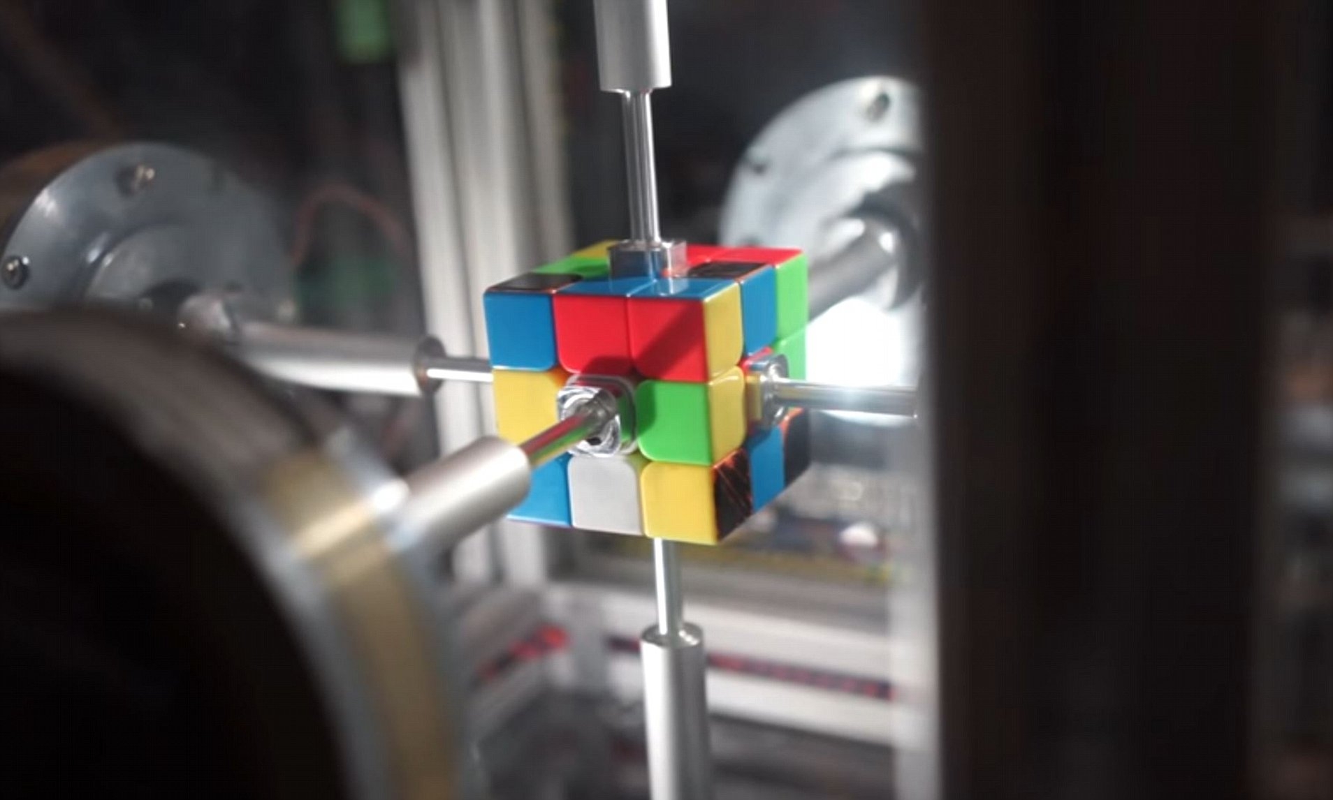 Ρομπότ λύνει τον κύβο του Ρούμπικ σε 0,38 δευτερόλεπτα!