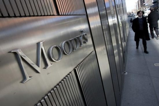 Moody’s: Πιστωτικά θετικό η χαλάρωση των capital controls