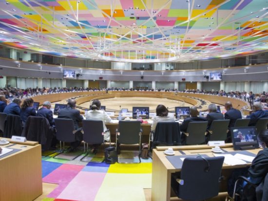 Θεσμοί: Τρέξτε πλειστηριασμούς και χτυπήστε «μαύρο χρήμα» για να κλείσει η αξιολόγηση