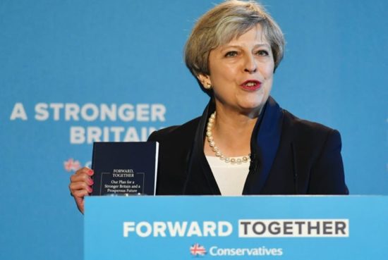 Παρασκηνιακές διαβουλεύσεις της May με τους Tories για καθαρό brexit