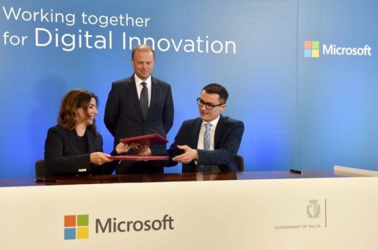 Η Πέγκυ Αντωνάκου, Microsoft CEO για Ελλάδα, Κύπρο & Μάλτα, υπογράφει το Μνημόνιο Συνεργασίας με την κυβέρνηση της Μάλτας, μαζί με τον Silvio Schembri, Υπουργό Οικονομικών Υπηρεσιών, Ψηφιακής Οικονομίας και Καινοτομίας, παρουσία του Πρωθυπουργού της χώρα