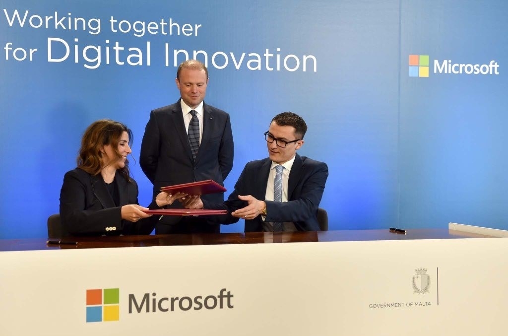 Η Πέγκυ Αντωνάκου, Microsoft CEO για Ελλάδα, Κύπρο & Μάλτα, υπογράφει το Μνημόνιο Συνεργασίας με την κυβέρνηση της Μάλτας, μαζί με τον Silvio Schembri, Υπουργό Οικονομικών Υπηρεσιών, Ψηφιακής Οικονομίας και Καινοτομίας, παρουσία του Πρωθυπουργού της χώρα