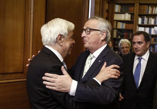 Πρόσκληση Γιούνκερ στον Παυλόπουλο να επισκεφθεί την έδρα της Κομισιόν