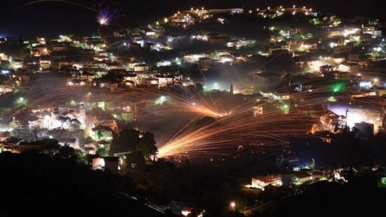 Εντυπωσιακός ο ρουκετοπόλεμος στη Χίο (ΒΙΝΤΕΟ)