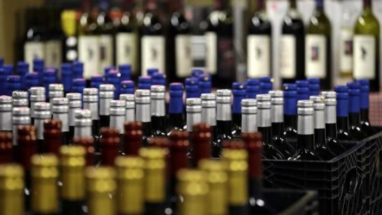 Ινδονησία: Οι Αρχές κατέστρεψαν τόνους νοθευμένο αλκοόλ μετά τον θάνατο 100 ανθρώπων