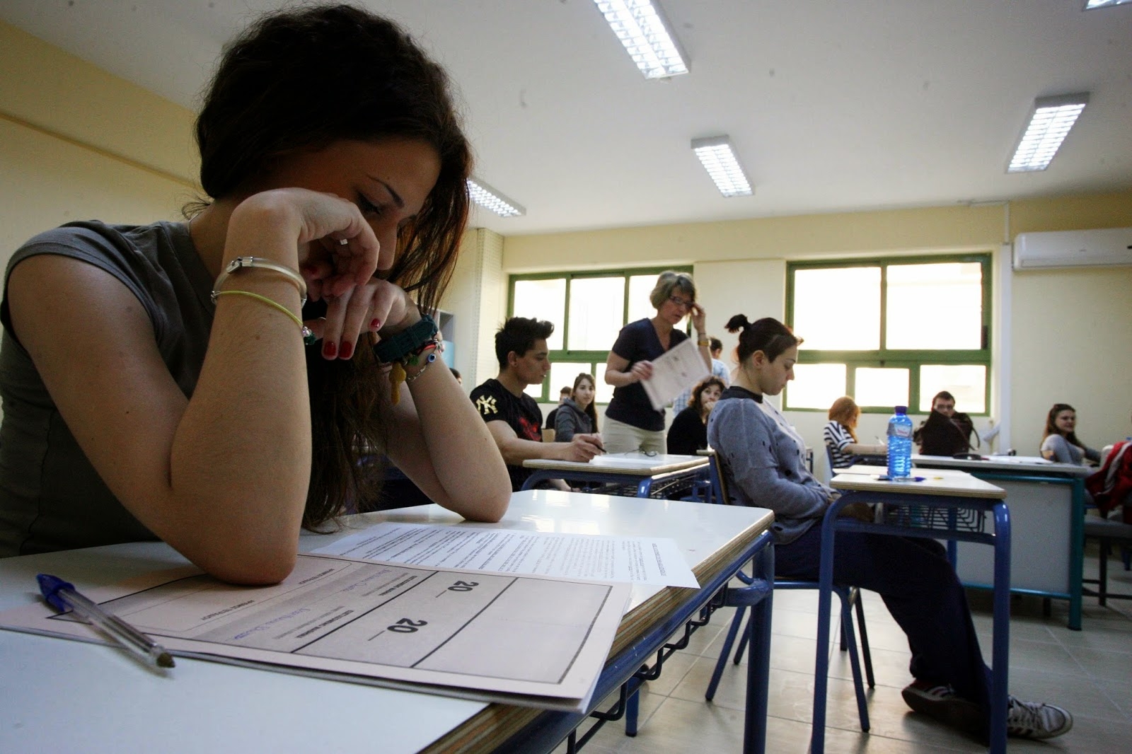 Με προεκλογικά «δωράκια» οι φετινές Πανελλαδικές Εξετάσεις