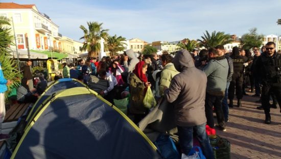 Λέσβος: Εκκένωση της πλατείας Σαπφούς από τους πρόσφυγες ζητά ο δήμαρχος