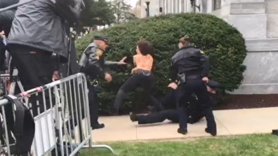 Χάος στη δίκη του Μπιλ Κόσμπι – Επίθεση από γυμνόστηθη ακτιβίστρια