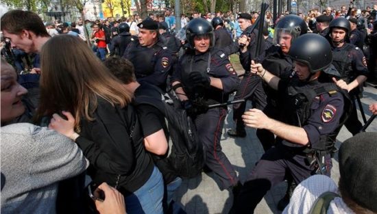 Ρωσία: Πάνω από 1.000 συλλήψεις έγιναν σήμερα στις διαδηλώσεις εναντίον του Πούτιν