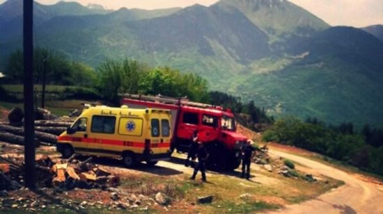 Σοκ στα Τρίκαλα: ΙΧ βούτηξε σε χαράδρα – Νεκρό ένα βρέφος