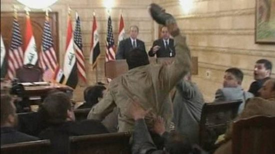 Υποψήφιος βουλευτής ο ιρακινός δημοσιογράφος που είχε πετάξει το παπούτσι του στον πρόεδρο των ΗΠΑ