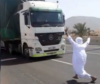 Σαουδάραβας πηδά μπροστά από φορτηγό στην εθνική και πάει… στα δικαστήρια
