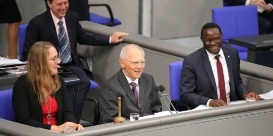Γερμανία: Ο Σόιμπλε επιδιώκει μικρότερη Bundestag με αλλαγή του εκλογικού νόμου