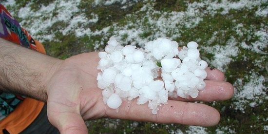 Έπεσε χαλάζι σαν καρύδι στα Τρίκαλα (video)