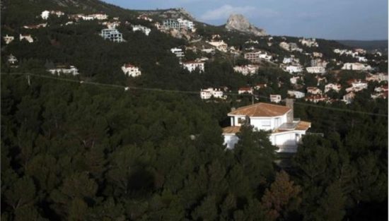 Στον αέρα 400.000 ιδιοκτήτες που «κάρφωσαν» αυθαίρετες βίλες και εξοχικά