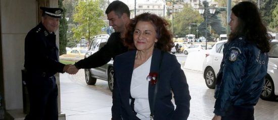 Κυβερνητική ομολογία ότι θα πετσοκοπούν οι συντάξεις, αφού «κλείδωσαν» τα αντίμετρα