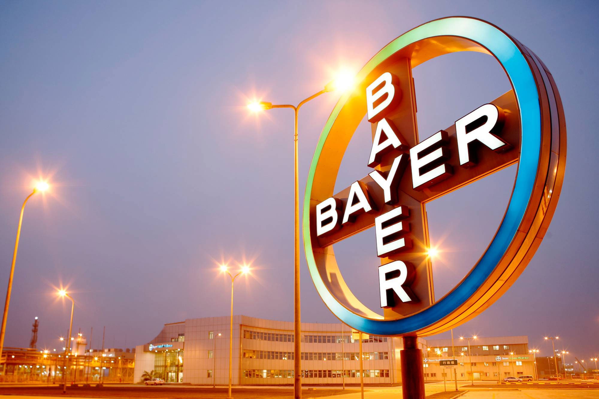 Bayer: Υποβαθμίζει τις προοπτικές της για το 2018