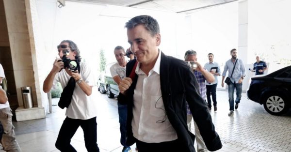 Έκλεισε το deal με τους θεσμούς – Ικανοποιημένος ο Τσακαλώτος, αν και «βάλαμε νερό στο κρασί μας»