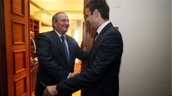 Τετ α τετ Μητσοτάκη – Καραμανλή στη Βουλή