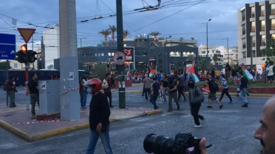 Πετροπόλεμος και χημικά έξω από την πρεσβεία του Ισραήλ