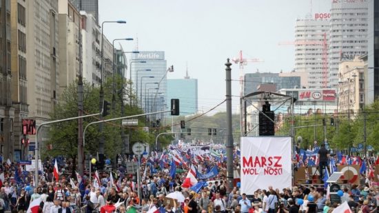 Χιλιάδες άνθρωποι σε «Πορεία για την Ελευθερία» στην Πολωνία