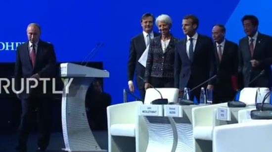 LIVE Πούτιν, Μακρόν, Άμπε και Λαγκάρντ στο Φόρουμ της Αγ. Πετρούπολης