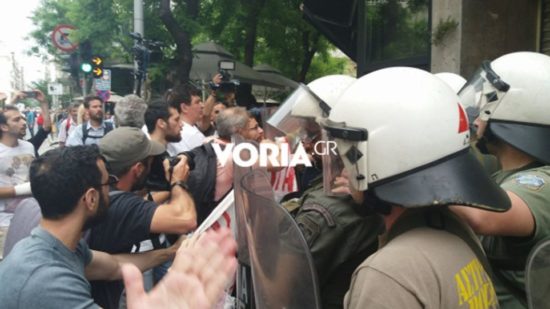 Θεσσαλονίκη: Ένταση μεταξύ ΜΑΤ και διαδηλωτών έξω από συμβολαιογραφικό γραφείο