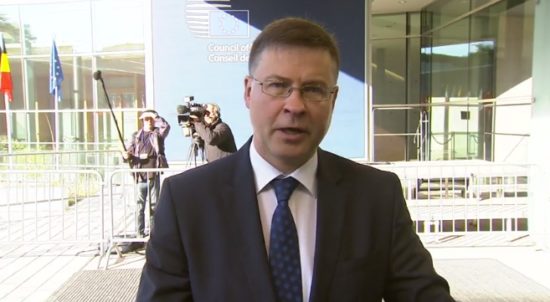 Ντομπρόβσκις: Πραγματικά ιστορική στιγμή η ολοκλήρωση της συμφωνίας για την Ελλάδα