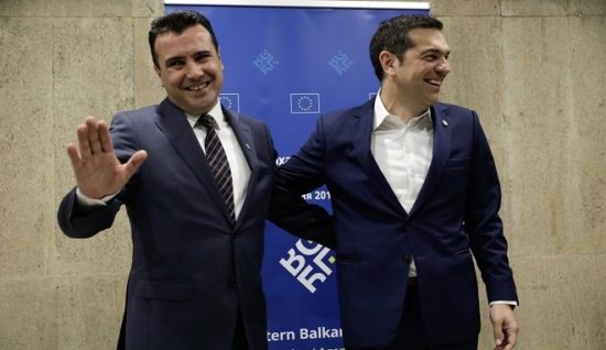 Επικοινωνιακό σόου Τσίπρα – Ζάεφ στις Πρέσπες με φόντο συλλαλητήρια