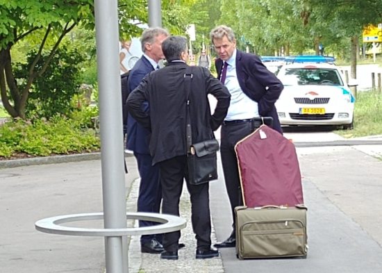 Κουβεντούλα για το χρέος στα όρθια (ΦΩΤ.)