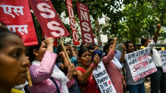 Οργισμένες διαδηλώσεις στην Ινδία για τον βιασμό μιας 7χρονης