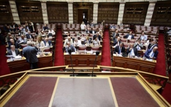 Στη Βουλή η συμφωνία για το Σκοπιανό: Σενάρια για πρόταση μομφής